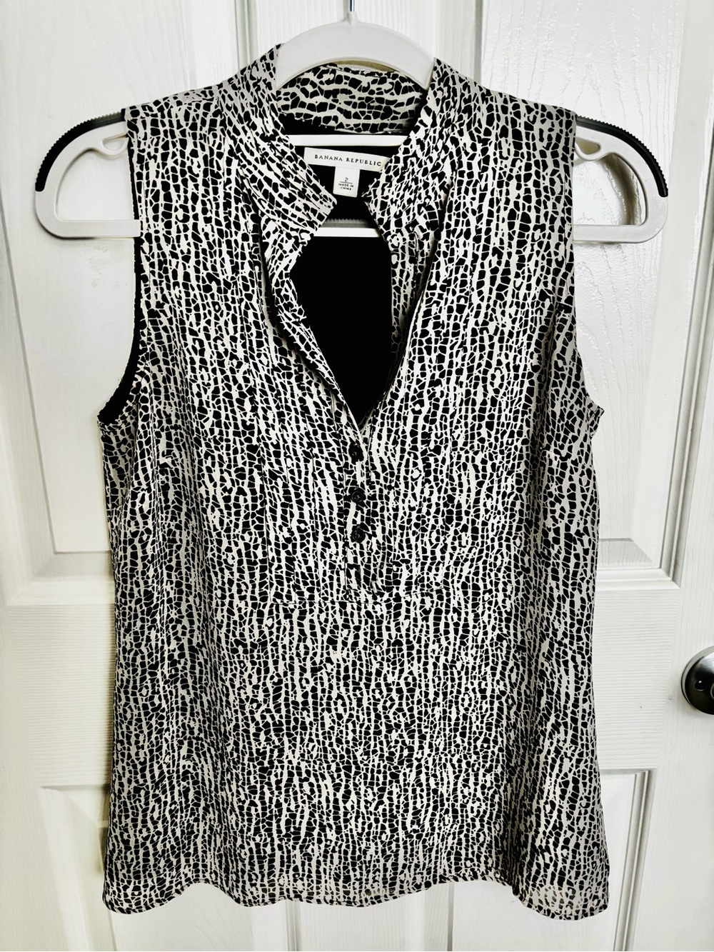 4/$20 Banana Republic Black & White Sleeveless Printed Shell Top